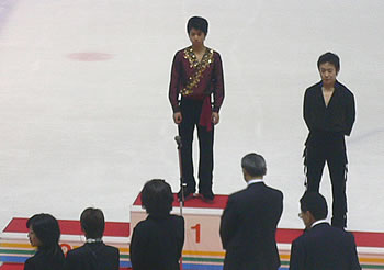 第75回全日本フィギュアスケートジュニア選手権大会の表彰式で、町田樹が金メダル。