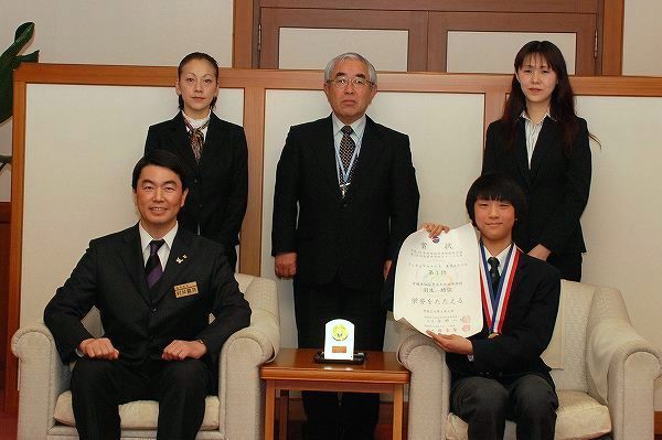 第28回全国中学校スケート大会の宮城県知事への報告の写真２