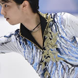 羽生結弦くんの14-15年シーズンのフリープログラム衣装写真（黒白＆赤線）