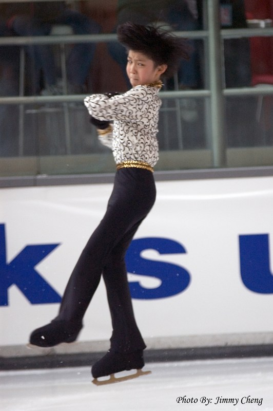 2005 アジアノービス選手権での羽生結弦のジャンプの写真