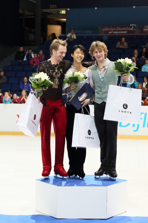 フィンランディア杯で羽生結弦が優勝。表彰台でみせた笑顔の写真です。