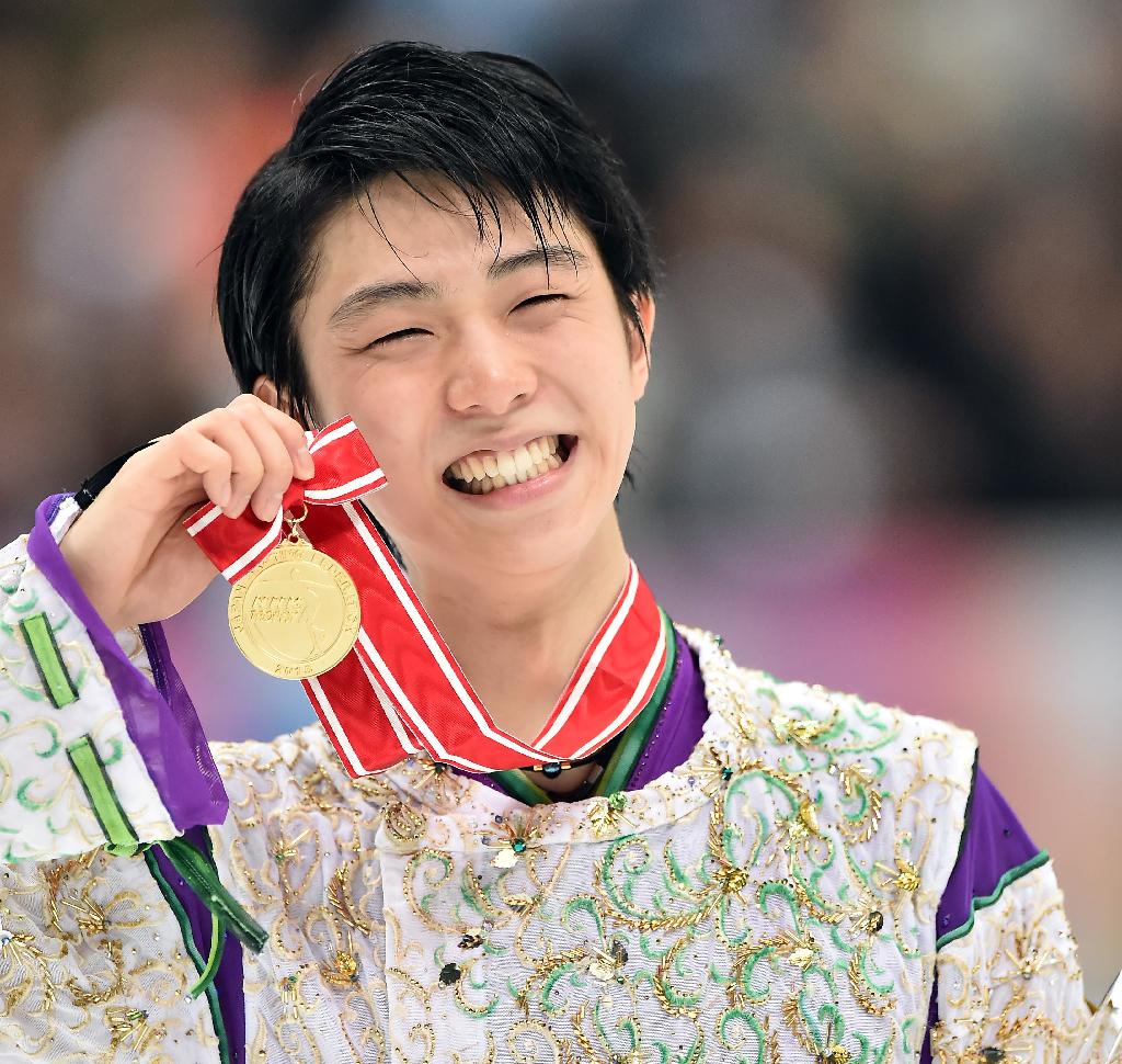 2015NHK杯国際フィギュアスケート競技大会でメダルを喜ぶ羽生選手の写真