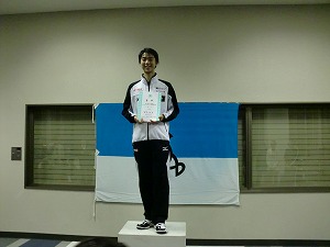 2011年東北・北海道フィギュアスケート選手権大会での表彰台にのる羽生選手